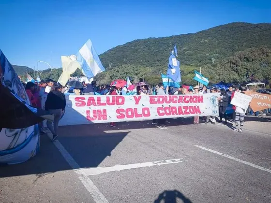 Docentes autoconvocados cortan en el expeaje Aunor y en San Antonio de los Cobres