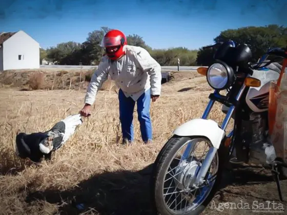 Rescató a un cóndor y lo subió a la moto, pero tuvo que pedir auxilio: “Me picoteaba la espalda”