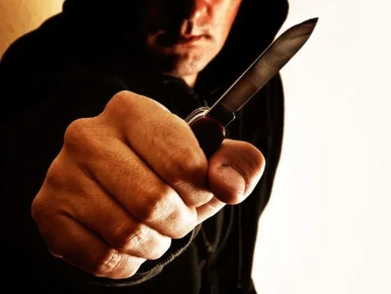 Vecinos lograron atrapar a un chorro que le robó, a punta de cuchillo, las pertenecías a un mujer