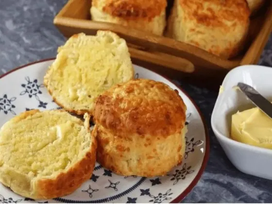 El paso a paso para preparar los clásicos scones de queso