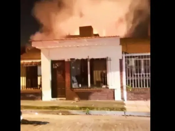Barrio San Carlos: Hubo una Intensa labor de Bomberos para sofocar un incendio de una cosa