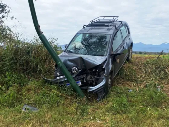 Salteño perdió el control del auto y terminó contra un poste de luz en la RN 68