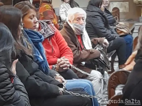 Autoconvocadas de la salud se encadenaron en la catedral para exigir respuestas del ministro Mangione