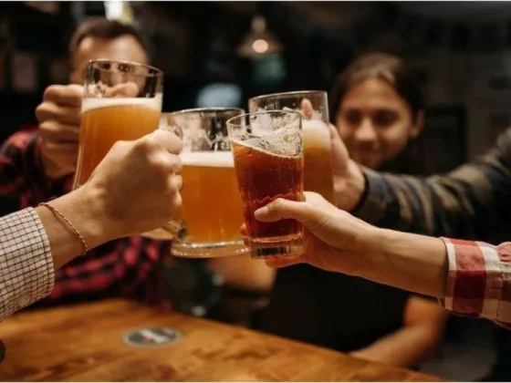 Una usuaria cuestionó las 'juntadas de los hombres' y armó un increíble debate: "¿Hablan de sus emociones?"