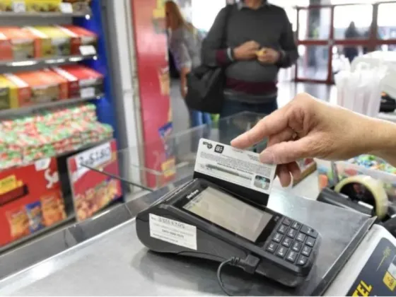 Cada vez más gente usa tarjetas de crédito para comprar alimentos en Salta