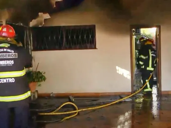 Explosión e incendió en una casa de Tres Cerritos: Tres personas fueron rescatadas por los bomberos