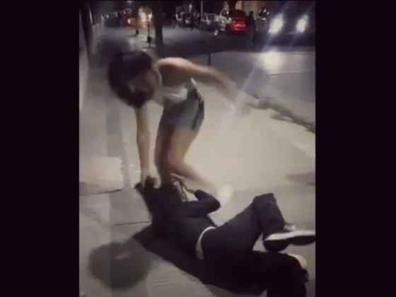 [VIDEO] Fuerte pelea entre dos jóvenes salteñas a la salida de un boliche