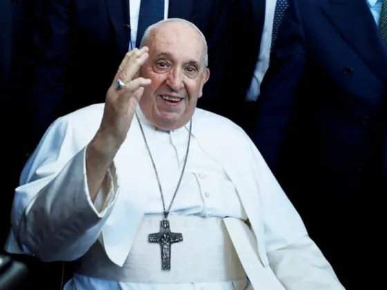 El papa Francisco recibió el alta tras estar nueve días internado