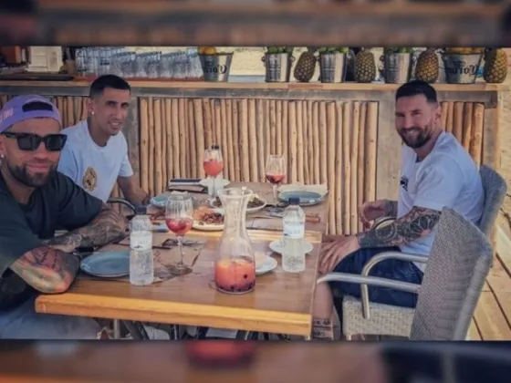 Lionel Messi, Di María y Otamendi llegaron a Rosario, pero antes hicieron escala en Barcelona