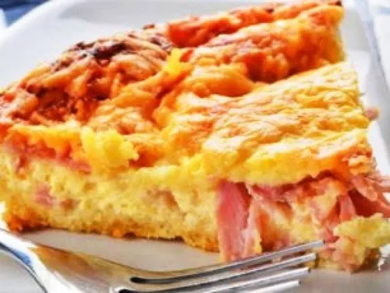 Mejor que la tarta, prepara esta simple receta de pastel salado de jamón y queso