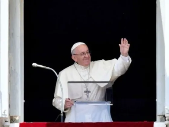 Francisco celebró el Ángelus ante miles de fieles tras su operación