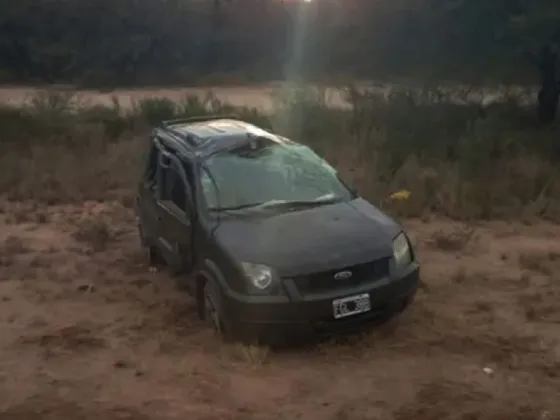 Una familia viajaba al cementerio, un neumático explotó y volcaron