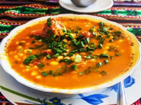 Esto podemos comer el día de la bandera: Locro, churros y chocolate caliente