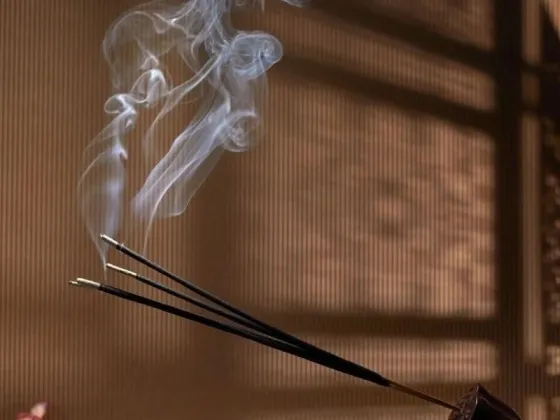 Ritual con sahumerio para la buena energía: cuál es el aroma que deberías elegir en tu hogar