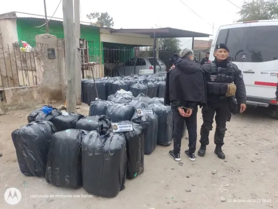 La policía secuestró un millonario cargamento ilegal de hojas de coca y cigarrillos