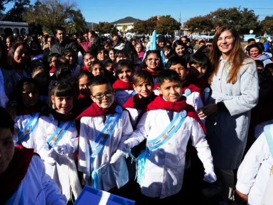 Bettina Romero tomó la promesa de lealtad a la bandera a estudiantes de cuarto grado