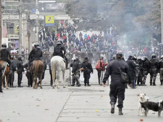 Docente jujeña denunció infiltrados de la policía en protestas contra la reforma constitucional