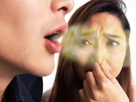 Así debés rasparte la lengua para evitar el mal aliento