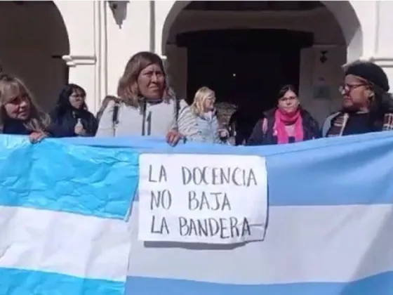 Docentes salteños realizaron un abrazo simbólico por sus pares jujeños