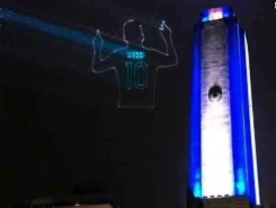 El Monumento a la bandera de Rosario se iluminó para saludar a Lionel Messi
