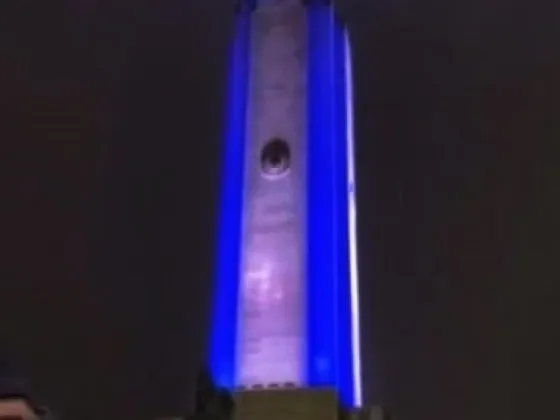 El Monumento a la Bandera se iluminó y proyectó una imagen de Leo