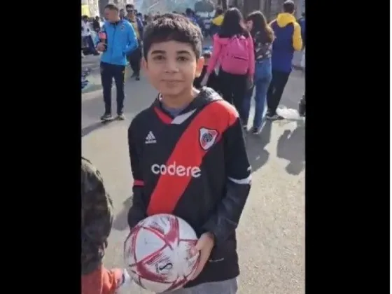 ¡Insólito!: un nene fue con la camiseta de River a la despedida de Riquelme y dejó un picante mensaje