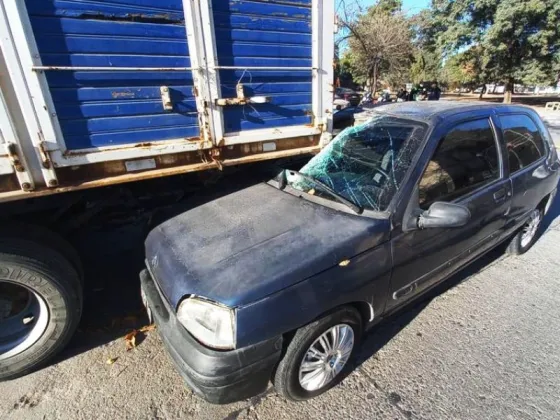 SINIESTRO VIAL: un auto se incrustó en un camión estacionado