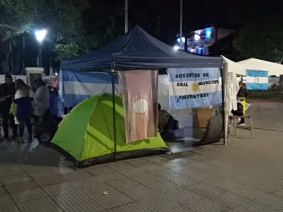 Un grupo de docentes autoconvocados de San Martín continúa en paro e inició huelga de hambre en Salta Capital