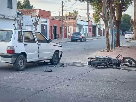 Un herido tras un fuerte choque entre una moto y un auto