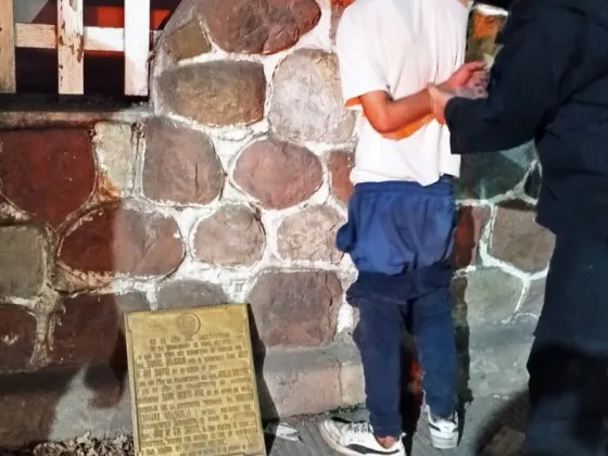 Detuvieron a un chorro por la sustracción de una placa de bronce desde una plaza de la ciudad