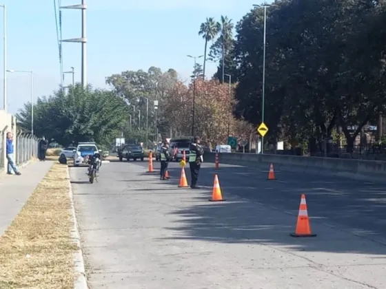 Por esquivar un control de tránsito, atropelló a un policía en la avenida Arenales