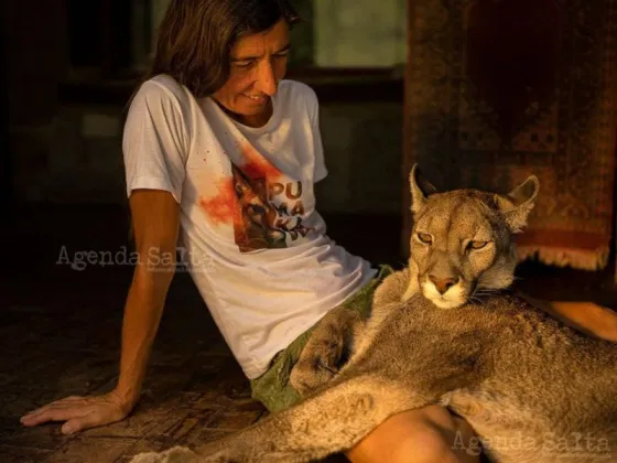 Kai Pacha junto a Estanislao, un puma ciego rescatado luego de ser herido en un campo de cultivo.