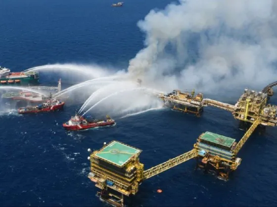 Explotó una plataforma petrolera en México y se desató un feroz incendio