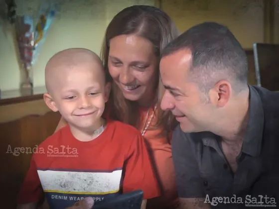 Santino, junto a su mamá, Cecilia, y su papá, Juan Ignacio.