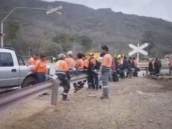 Empleados de Holcim cortan el ingreso a la fábrica por reclamos salariales