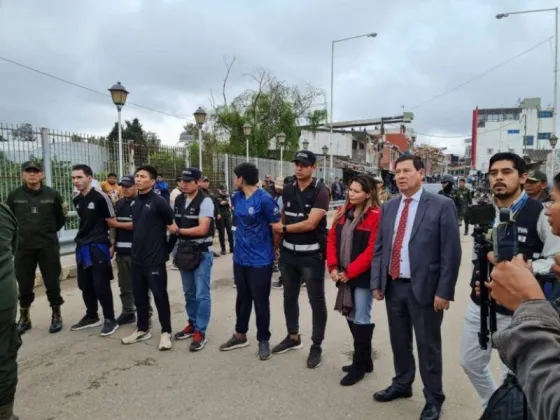 El fiscal penal Cazón recibió en el puente internacional a tres evadidos recapturados en Bolivia