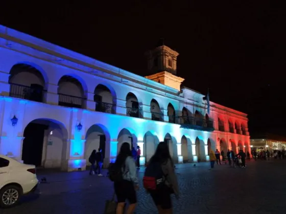 El Cabildo se iluminó con los colores de la bandera de Francia