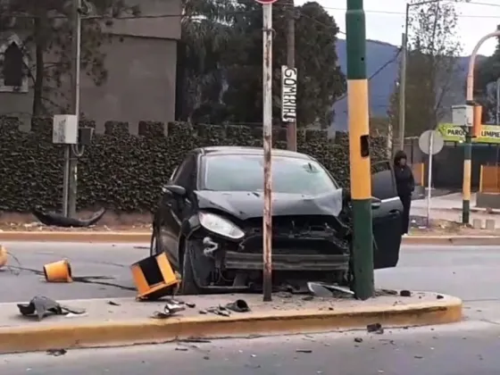 TERRIBLE: un conductor se "estrelló" en un semáforo