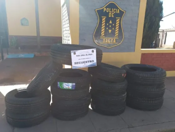 La Policía secuestró un cargamento ilegal de neumáticos en el ingreso de la Localidad de El Tala