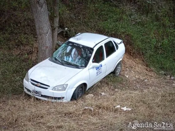 Remisero con pasajeros a bordo perdió el control y se estrelló contra un árbol