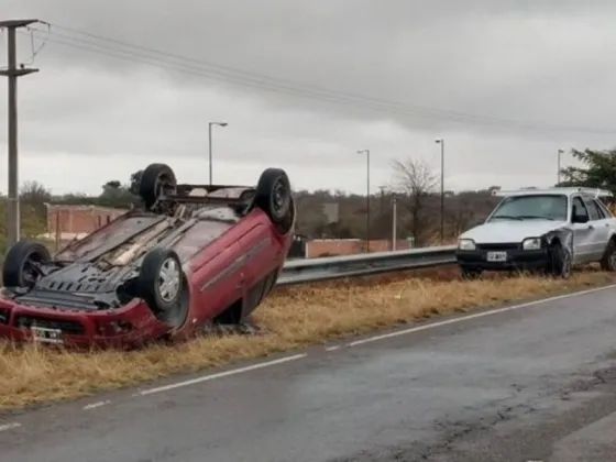 Circunvalación Oeste: Chocó y volcó en su auto