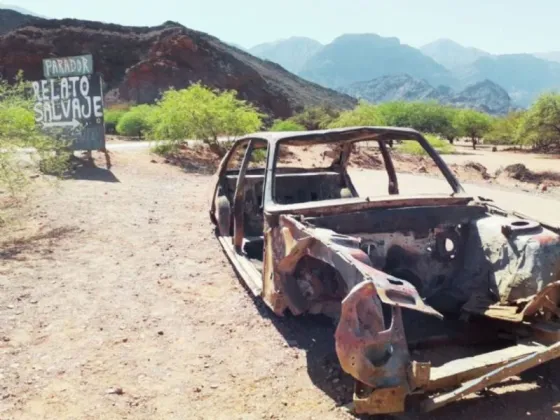 Camino a Cafayate: Pusieron un auto como el de la película Relatos Salvajes para sacarse fotos