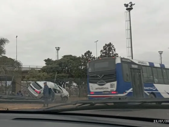 Salteño se estrelló en la rotonda de Limache