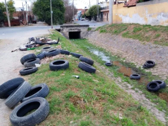 La Municipalidad de Salta detectó neumáticos usados y microbasurales en el canal Olavarría