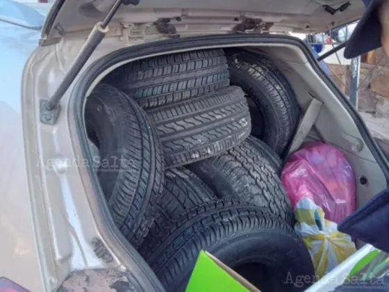 Compraron cubiertas en Bolivia, las llevaban hacia La Rioja pero los detuvieron en Salta