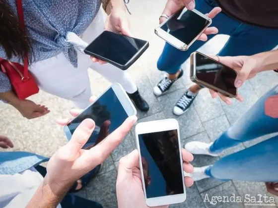 Según ChatGPT, estos son los signos más adictos a las redes sociales