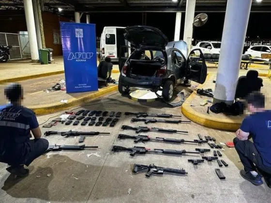 Lo detuvieron en un control aduanero: llevaba doce armas de guerra escondidos en el baúl