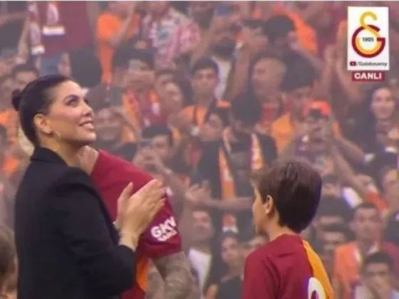 Wanda Nara fue ovacionada en el estadio del Galatasaray por 40 mil personas