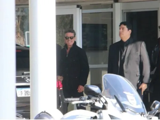 Impecable y sonriente, Luis Miguel llegó a la Argentina