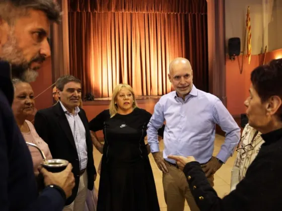 Ulpiano Suarez, intendente de la Ciudad de Mendoza; Fernán Quirós, ministro de Salud de la Ciudad de Buenos Aires; y Horacio Rodríguez Larreta, precandidato a presidente; junto a adultos mayores en el Centro Catalán de Mendoza.